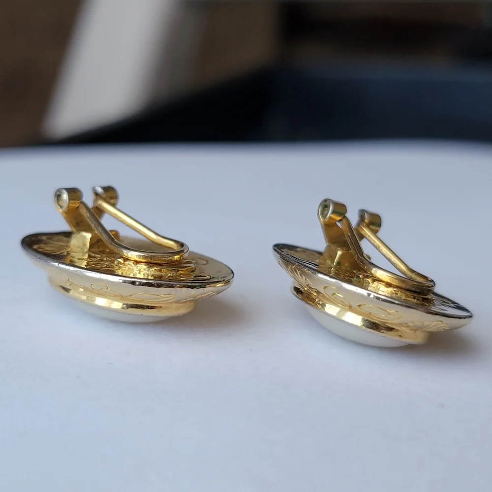 Vintage Liz Claiborne Clip On Earrings Pearl and Gold Tone Seashell Oval